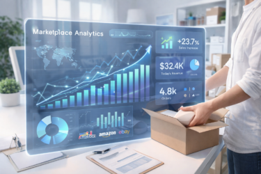 オークファンの10年分の相場データ分析グラフと major ECサイト（オークション、Amazon、eBay）のロゴ、商品を発送準備する人物