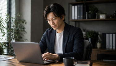 最新のAIツールを活用しながらパソコン作業を行う日本人ビジネスパーソンのリアルな作業風景