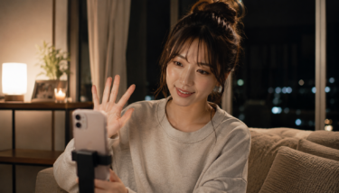 自宅の部屋でスマホを使いライブ配信へ挑戦している日本人女性ライバーのリアルな様子